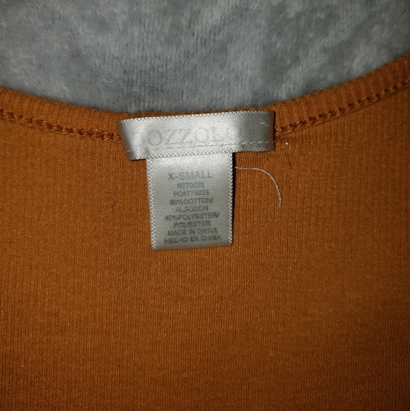 Tillys V-Neck - Picture 2 of 2